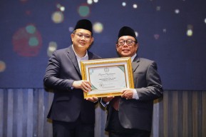 Terima Penghargaan BAZNAS Jatim Award 2024, Pj. Gubernur Adhy Ajak Tingkatkan Pengelolaan Zakat
