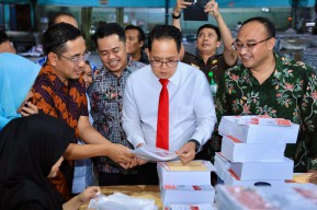 Pastikan Selesai Tepat Waktu, Pj. Gubernur Jatim Tinjau Kesiapan Percetakan Surat Suara Pilkada