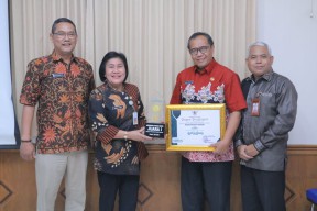 Pemkab Gresik Raih Penghargaan Syariah Award 2024 untuk Kategori Industri Halal dan Inkubasi Usaha Syariah