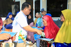 Serahkan PKH Plus untuk 102 Lansia Surabaya, Pj. Gubernur Adhy: Bentuk Penguatan Ekonomi Keluarga Rentan Sosial