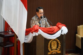 Sampaikan Nota Keuangan, Pj. Gubernur Adhy Sebut Raperda APBD Tahun 2025 Sejalan dengan RKPD Jatim 2025