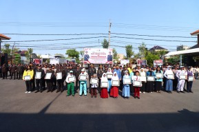 Peringatan Sumpah Pemuda, Kapolres Bojonegoro Beri Penghargaan kepada Dua Siswi Juara Pencak Silat Kapolri Cup