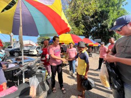 Optimis Raih 70 Persen Suara Perempuan Warga Jember, Gus Fawait Blusukan ke Pasar