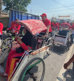 Narik Becak Sejauh 4 Km, Cabup Petahana Jember Hendy Akan Fokus Kembangkan Becak Wisata