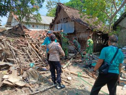 Polsek Baureno, Koramil dan Warga Gotong Royong Bedah Rumah Warga Sebatang Kara di Bojonegoro