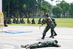 Aksi Ratusan Babinsa Kodim di Perayaan Puncak HUT TNI ke- 79 di Alun-Alun Bojonegoro