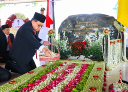 Jelang Hari Jadi ke-79 Provinsi Jatim, Pj. Gubernur Adhy Ziarah dan Tabur Bunga di Makam Proklamator RI