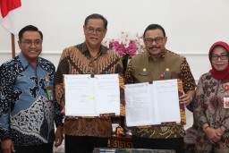 Pemkab Bojonegoro Serahkan Kepemilikan Sertifikat Tanah Akademi Kebidanan ke Direktorat Jenderal Tenaga Kesehatan, Kementerian Kesehatan RI