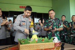 Solidaritas TNI-Polri Kian Menguat, Polres Gresik Beri Kejutan di HUT TNI ke-79 di Kodim 0817/Gresik