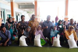 Pjs. Bupati Sidoarjo Menyalurkan Bantuan Pangan Beras pada 778 KPM di Tiga Desa