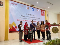 Meningkatkan Keterampilan Siswa, MPM Honda Jatim Resmikan 2 Tempat Uji Kompetensi (TUK) di Sekolah Binaan.