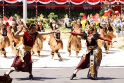 Pertunjukan Tari Kolosal hingga Flash Mob Semarakkan Upacara Hari Jadi ke-79 Provinsi Jatim di Grahadi