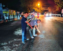 Tumpahan Minyak di Jalan Raya Manyar Gresik Sebabkan Beberapa Pemotor Tergelincir