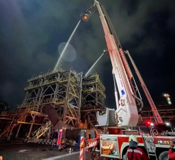 Petrokimia Gresik Kirimkan Bronto Skylift Bantu Percepat Pemadaman Kebakaran Smelter PTFI