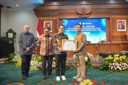 Dukung Peningkatan Ekonomi Melalui Electrifying Agriculture, PLN Raih Penghargaan Pemprov Jawa Timur