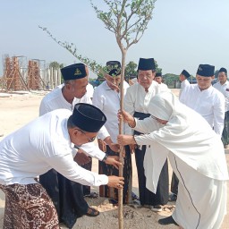 Jaga Kelestarian Lingkungan, Ponpes Ihyaul Ulum Gresik Tanam Pohon di Momen Hari Santri