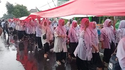 Peringati HSN 2024, Ribuan Santri di Diwek Jombang Kirab Bendera Merah Putih Raksasa Meski Diguyur Hujan