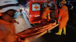 Diduga Gagal Mendahului, Pemotor di Jombang Kecelakaan Terlindas Truk