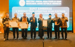 Bupati Gresik Terima Penghargaan dari Mahkamah Agung RI, Sebagai Pionir Perlindungan Perempuan dan Anak Pasca Perceraian