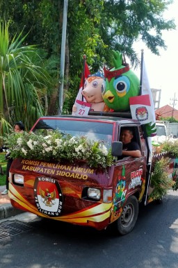 Semarak Pawai Maskot Pilkada 2024, KPU Sidoarjo Kirab Guk KASIJO Mendampingi si-JALIH Diserahkan ke Surabaya