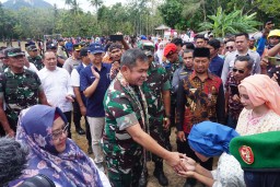 Kapolres Gresik bersama Forkopimda Dampingi KASAD Meresmikan Pipanisasi TNI Manunggal Air di Bawean