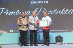 Pj. Sekdaprov Jatim Serahkan Anugerah Siddhakarya 2024