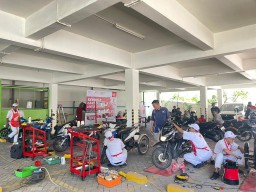 Dukung Mobilitas dan Kemandirian, MPM Honda Jatim Salurkan Alat Bengkel dan Berikan Servis Gratis bagi Penyandang Disabilitas