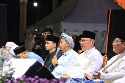 Pj Sekdaprov Jatim Bersalawat Bersama Ribuan Masyarakat di Masjid Nasional Al-Akbar Surabaya