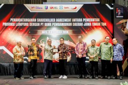 Saksikan Penandatanganan Shareholder Agreement Bank Jatim dengan Bank Lampung, Pj. Gubernur Adhy Optimitis Tingkatkan Aksesibilitas Keuangan