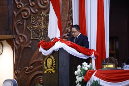 Sampaikan Jawaban Eksekutif Pandangan Umum Fraksi untuk Raperda APBD TA 2025, Pj. Gubernur Jatim Siap Akselerasi Peningkatan PAD
