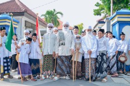 Pertahankan Identitas Kota Santri, Ribuan Masyarakat Gresik Kompak Bersarung dan Mlaku Bareng di Gebyar HSN