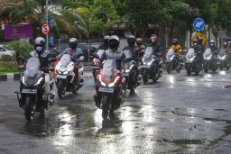 Musim Hujan Tiba, Ini Cara Berkendara Nyaman dan Cari aman di Tengah Hujan