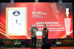 Anugerah Penyiaran KPID Jatim 2024, Pj. Gubernur Jatim Dinobatkan sebagai Kepala Daerah Peduli Penyiaran