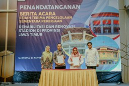 Plt Bupati Gresik Tandatangani Berita Acara Serah Terima Pengelolaan Sementara Pekerjaan Rehabilitasi dan Renovasi Stadion Gelora Joko Samudro