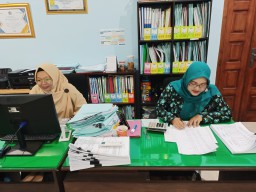 Semarakkan Hari Jadi Kabupaten Tulungagung, Pegawai ATR / BPN Tulungagung Kenakan Pakaian Adat Jawa