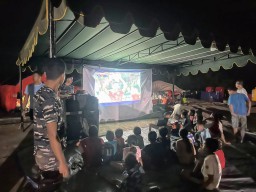 Korban Letusan Gunung Lewotobi Nobar Laga Timnas Indonesia vs Jepang di Pengungsian