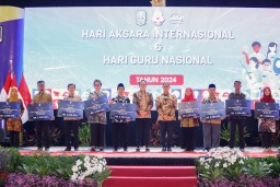 Di Hari Aksara Internasional dan Hari Guru Nasional 2024, Pj. Gubernur Jatim Komitmen Angkat Martabat Profesi Guru