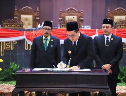 Raperda APBD Jatim 2025 Resmi Disetujui, Pj. Gubernur Adhy Pastikan Pendidikan dan Kesehatan Masyarakat Jadi Prioritas