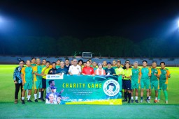 Charity Game Waras FC dan Persebaya Legend, Pj. Gubernur Adhy Apresiasi Prestasi Rudy William Keltjes