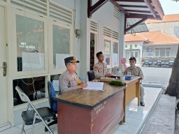 Memastikan Keamanan dan Kelengkapan Logistik Pemilu 2024, Polres Gresik Lakukan Pengamanan di PPK