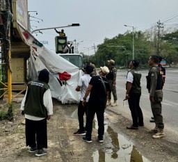 Bawaslu Gresik Bersama Tim Gabungan Menertibkan Alat Peraga Kampanye (APK) Jelang Pilkada Serentak 2024