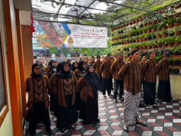 Semarakkan Hari Jadi Kabupaten Tulungagung, Pegawai Kantah ATR/BPN Tulungagung Kenakan Batik Lurik Khas Bumi Ngrowo