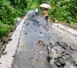 Jalan ke Pantai Bandealit Jember Rusak Parah, Pihak Kontraktor Diminta Perbaiki