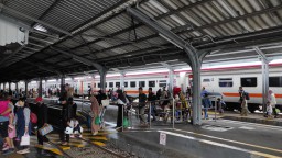 Gunung Raung Erupsi, Pelayanan Kereta Api Daop 9 Jember Tetap Normal Pada Momen Nataru