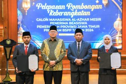 Sebanyak 33 Calon Mahasiswa Jatim Terima Beasiswa, Pj Sekdaprov: Jadilah Duta Masyarakat Sesuai Nilai-Nilai Pesantren