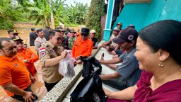 Pj. Gubernur Jatim Gerak Cepat Tangani Banjir Pasuruan, Salurkan Bantuan dan Pastikan Kebutuhan Dasar Masyarakat Terpenuhi