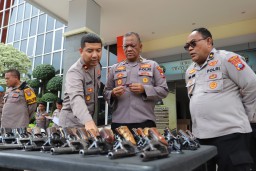 Usai Apel, Polres Gresik Gelar Pemeriksaan Senjata Api