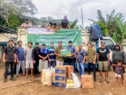 Satgas Tanggap Bencana Nasional BUMN Wilayah Jatim yang Dikoordinir Petrokimia Gresik Salurkan Bantuan ke Korban Banjir di Malang