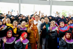 Mampir Dadakan ke Wisuda Sekolah Orang Tua Hebat, Pj. Gubernur Jatim Beri Apresiasi Tinggi
