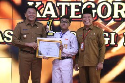 Serahkan Penghargaan KISI, Plt. Bupati Subandi Bangga Sidoarjo Miliki Banyak Inovasi